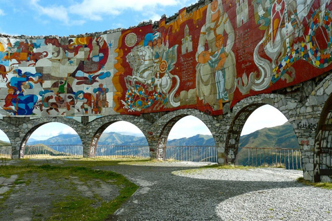 Von Tiflis aus: Tagestour zum Berg Kazbek und zur Festung Ananuri