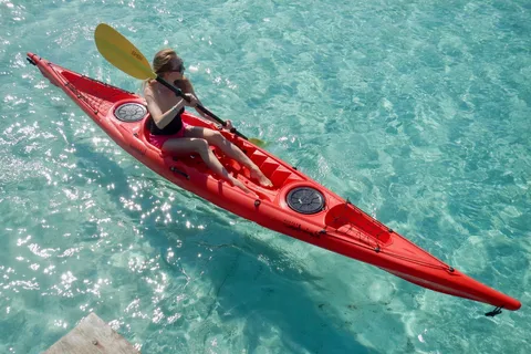 Sardaigne : Excursion matinale en kayak avec plongée en apnée et fruits