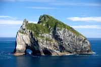 Paihia/Russell, Loch im Felsen und Bucht der Inseln Kreuzfahrt - Hizvo