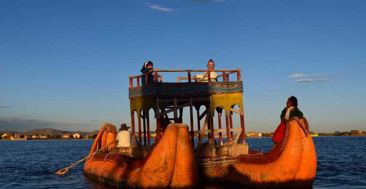 De Uros Drijvende Eilanden In Het Titicacameer, Peru. Typische Boot En  Inboorlingen Royalty-Vrije Foto, Plaatjes, Beelden en Stock Fotografie.  Image 122062528