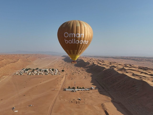 Oman: ballonvaart bij zonsopgang over het gouden zand