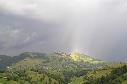 Desde Brasov: tour del día de los pueblos de montaña rumanosDesde Brasov: excursión de un día a los pueblos rumanos de montaña en inglés