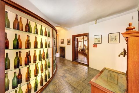 Pilsen: entrada do museu da cervejaria, incluindo um copo de cerveja