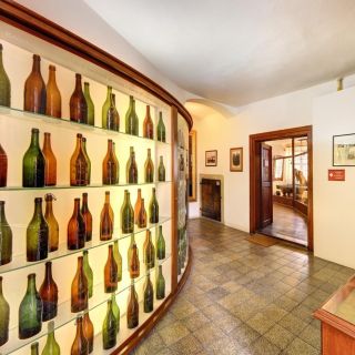 Pilzno: Wejście do Muzeum Browaru wraz ze szklanką piwa