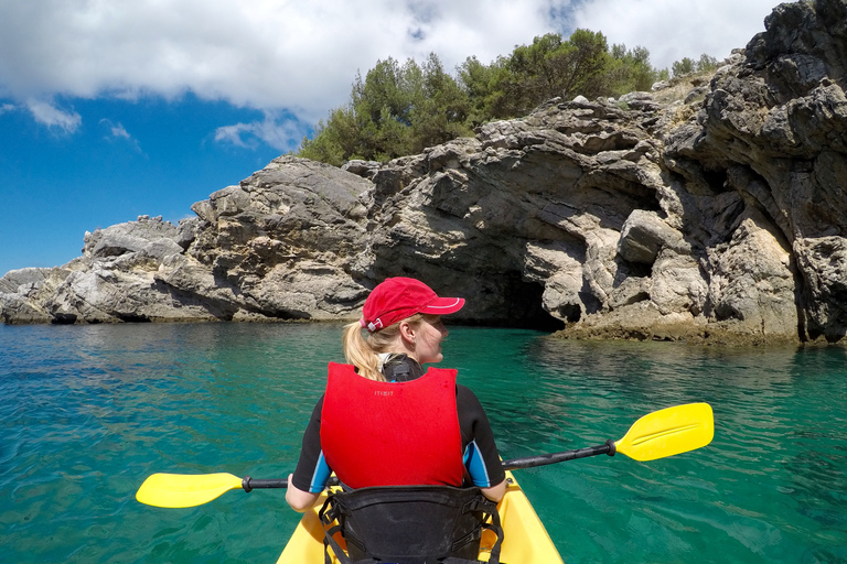 Da Lisbona: Tour per piccoli gruppi in kayak del parco di ArrabidaTour con trasporto da Lisbona