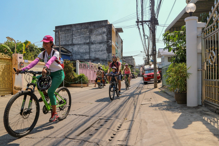 Bangkok: Tour in barca con pranzo in bicicletta e sul canaleBangkok: tour in bici e in battello sui canali con pranzo