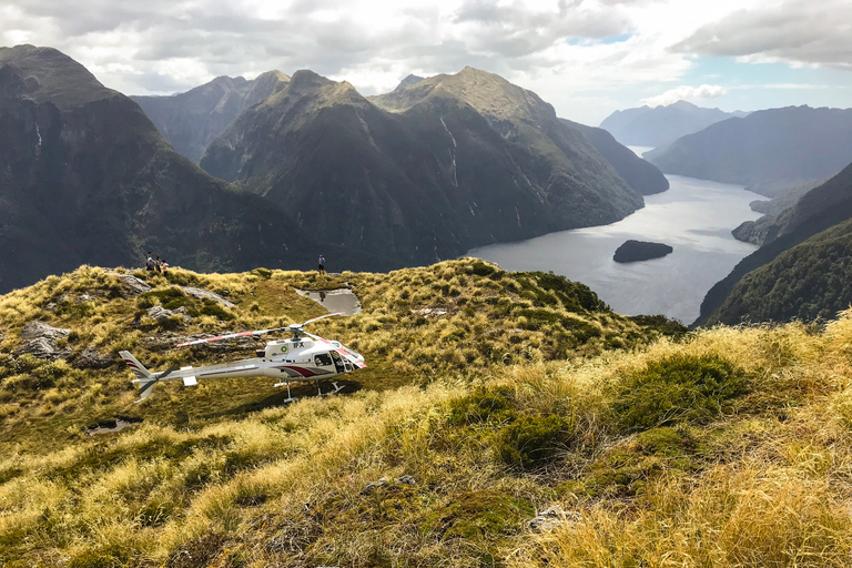 Te Anau: panoramische vlucht over Milford Sound met landing aan het meer