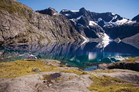 Te Anau: panoramische vlucht over Milford Sound met landing aan het meer