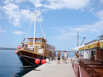 Desde Baška: excursión de un día a la isla en un barco tradicional con almuerzo incluido.