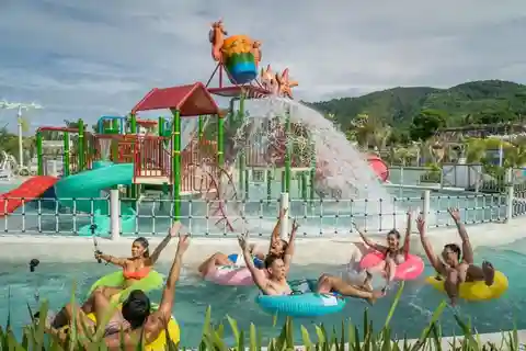 Passe de um dia para o Parque Aquático Astoria e transferes