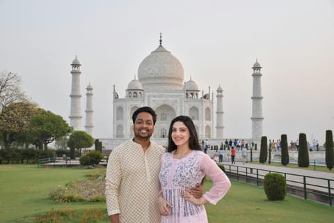 From Delhi: Private Taj Mahal & Agra Tour with 5* Lunch