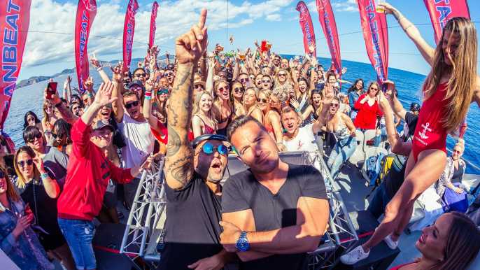 Ibiza: fiesta en barco con bar abierto y DJ