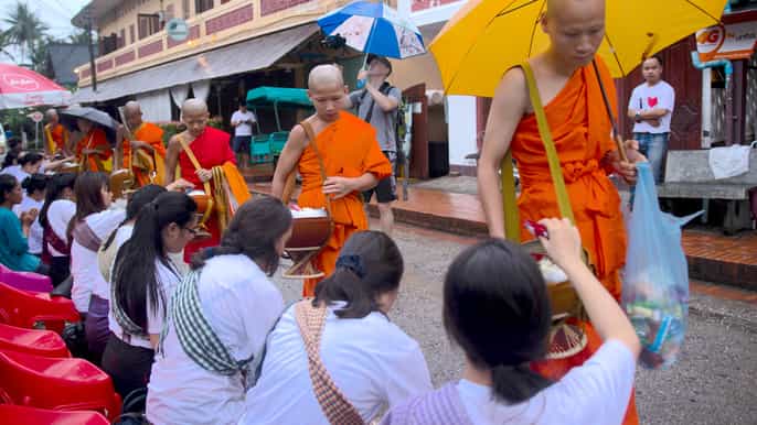 luang prabang excursão budista com guia em um vintage tuktuk