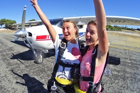 Fremantle : Forfait saut en parachute et ferry de l'île RottnestSaut en parachute et ferry de 10 000 pieds à Rottnest