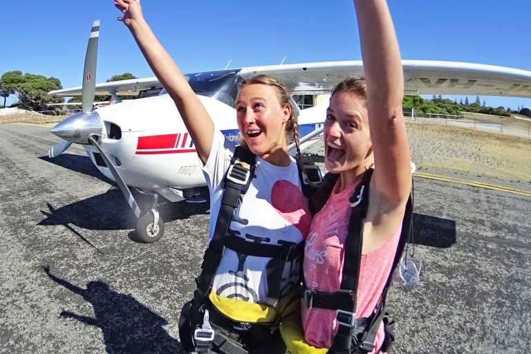 Fremantle: pakiet spadochronowy i promowy na wyspie RottnestSkok spadochronowy i prom w Rottnest na wysokość 15 000 stóp