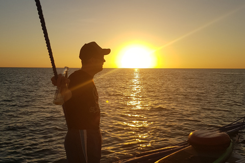 Boracay: Crociera al tramonto con attività acquaticheCrociera di gruppo al tramonto con attività acquatiche