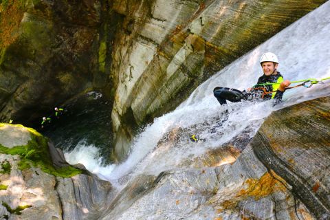Val Verzasca: esperienza di canyoning di 4 ore a Corippo