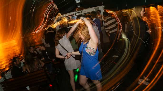 recorrido nocturno por budapest pub crawl y party boat