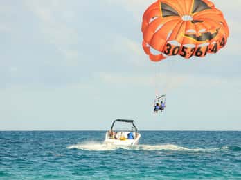 Boracay: Solo or Tandem Parasailing Experience