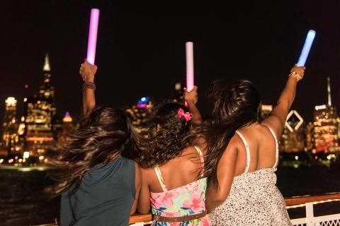 Chicago: 90-Minute River and Lakefront Cruise at Night Night Cruise with General Boarding