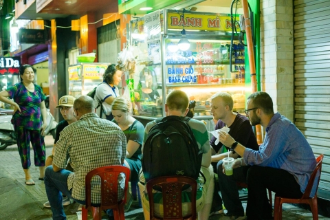 Ciudad Ho Chi Minh: tour privado a pie por la noche con comida callejera