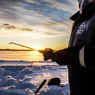 Rovaniemi: Eisfischen auf einem zugefrorenen See