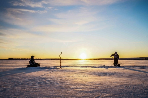 Rovaniemi: Łowienie pod lodem na zamarzniętym jeziorze