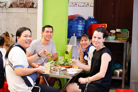 Hô-Chi-Minh-Ville : visite street food privée en motoHô-Chi-Minh-Ville : visite gourmande nocturne à moto