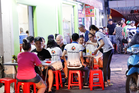 Hô-Chi-Minh-Ville : visite street food privée en motoHô-Chi-Minh-Ville : visite gourmande nocturne à moto