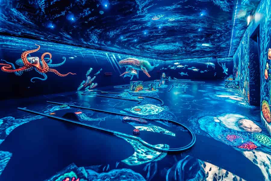 Dubai: 3D Glow-in-the-Dark Blacklight Mini Golf Experience. Foto: GetYourGuide