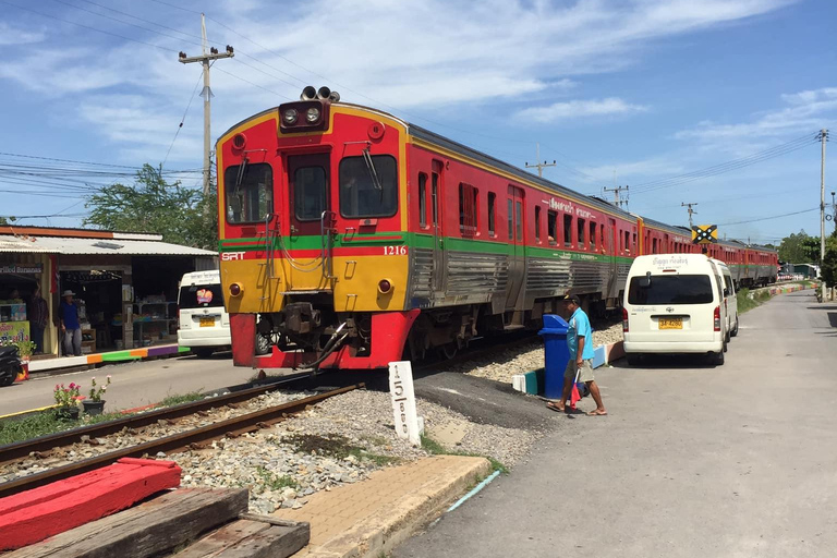 Bangkok: Maeklong Railway and Damnoen Saduak Market Tour Bangkok: Maeklong Railway, Floating Market & Wat Bangkrung