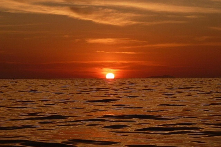 Depuis Phi Phi : excursion en bateau au coucher du soleilJournée en bateau à longue queue avec coucher de soleil