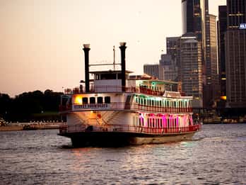 Sydney Hafen: Showbootfahrt mit 3-Gänge-Abendessen Sydney Hafen: Showbootfahrt mit 3-Gänge-Abendessen