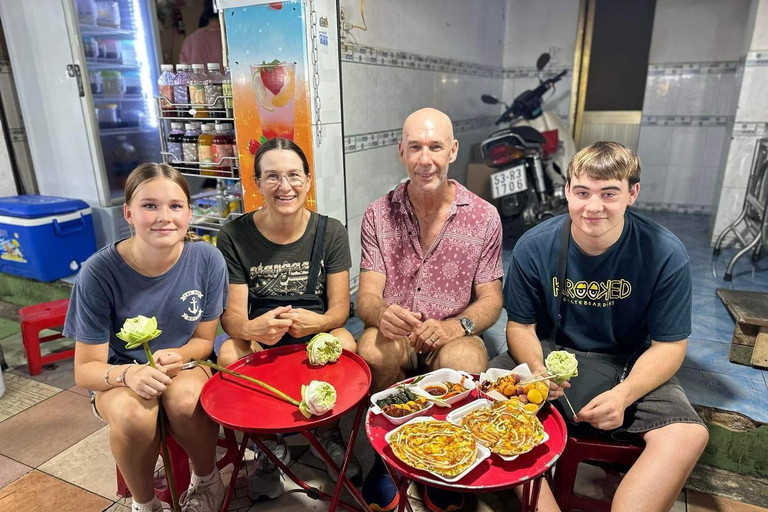 HCM: Melhor comida de rua e excursão turística com um guia amigávelHCM City: Visita à comida de rua de mota com um guia simpático