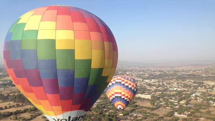 vol en montgolfière audessus des pyramides de teotihuacan