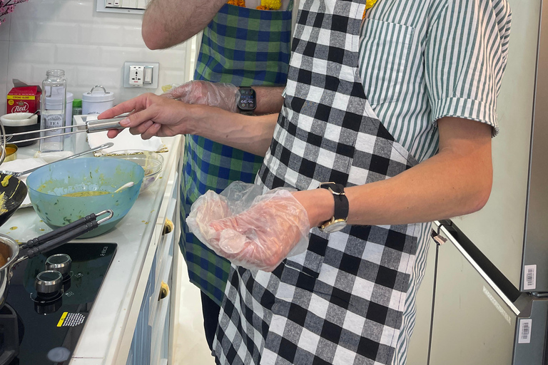 Mumbai: lezione di cucina indiana a casa di una famiglia del postoMumbai: lezione di cucina indiana a casa di una famiglia