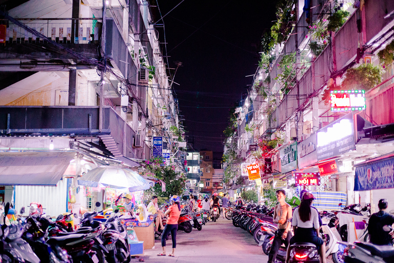 Hô-Chi-Minh-Ville : visite street food privée en motoHô-Chi-Minh-Ville : visite gourmande nocturne à moto