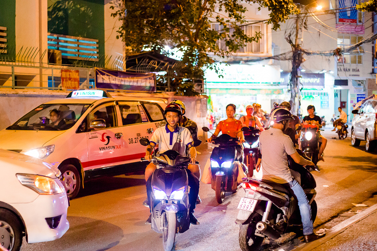 Hô-Chi-Minh-Ville : visite street food privée en motoHô-Chi-Minh-Ville : visite gourmande nocturne à moto