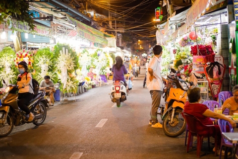 Hô-Chi-Minh-Ville : visite street food privée en motoHô-Chi-Minh-Ville : visite gourmande nocturne à moto