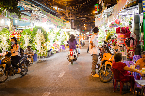 Hô-Chi-Minh-Ville : visite street food privée en motoHô-Chi-Minh-Ville : visite gourmande nocturne à moto