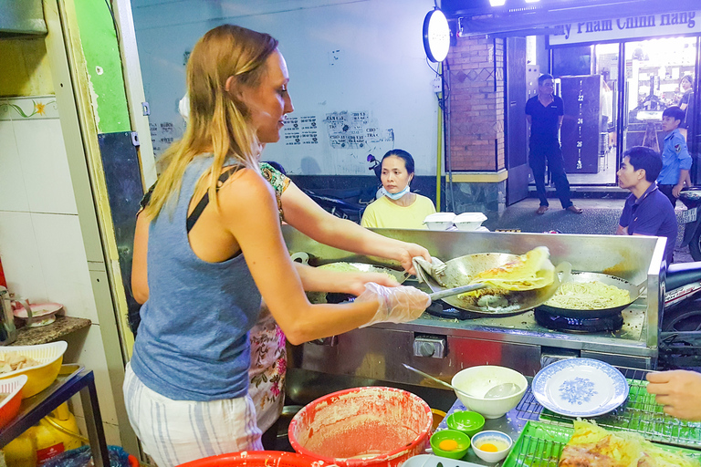 Hô-Chi-Minh-Ville : visite street food privée en motoHô-Chi-Minh-Ville : visite gourmande nocturne à moto