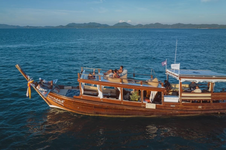 Krabi : 7-Island Sunset Tour by Grande Longtail Boat with BBQ (Excursion au coucher du soleil sur 7 îles en bateau à queue longue avec barbecue)Krabi : tour en bateau à longue q