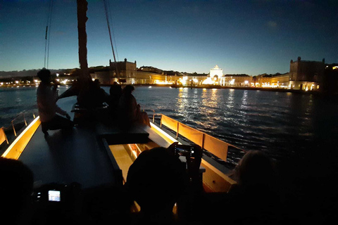 Lisboa: Cruzeiro Pôr do Sol no Rio Tejo em Barco TradicionalCruzeiro no Rio Tejo ao Pôr do Sol em Lisboa