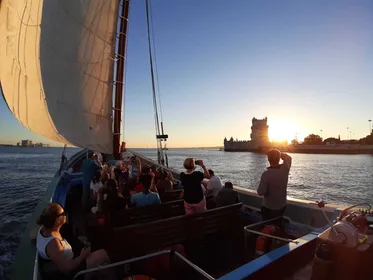 Lissabon: Sonnenuntergangskreuzfahrt auf dem Tejo in einem traditionellen ...