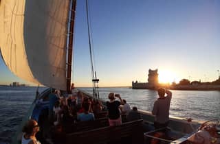 Lissabon: Traditionelle Boote – Sonnenuntergangsfahrt mit Weißwein