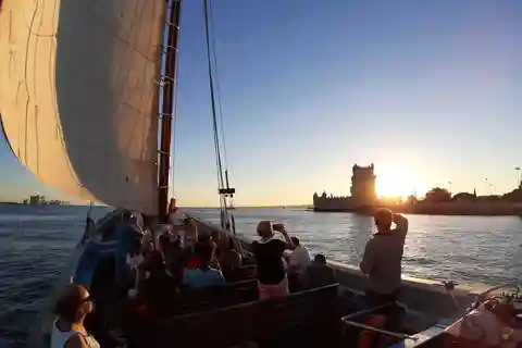 Lisbonne : Croisière sur le Tage au coucher du soleil à bord d'un bateau traditionnel