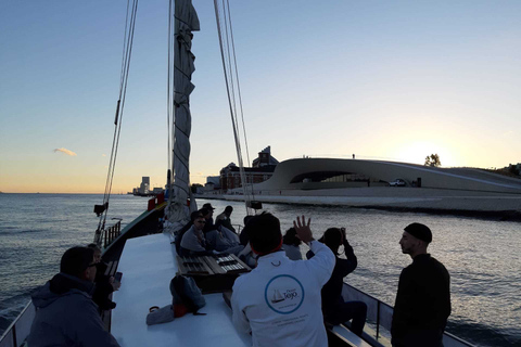 Lisboa: Cruzeiro Pôr do Sol no Rio Tejo em Barco TradicionalCruzeiro no Rio Tejo ao Pôr do Sol em Lisboa