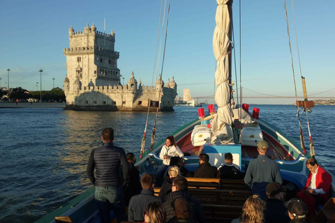 Lisbona: giro al tramonto sul Tago in barca tradizionaleLisbona: giro in barca guidato sul fiume Tago