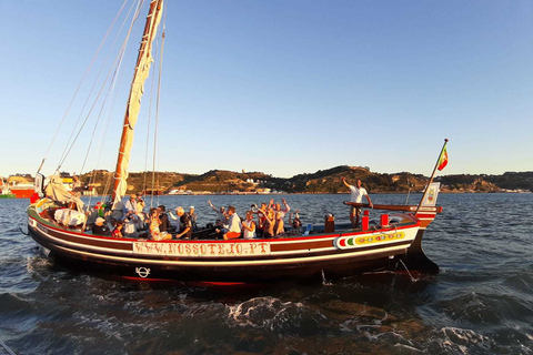 Lisbona: giro al tramonto sul Tago in barca tradizionaleLisbona: giro in barca guidato sul fiume Tago