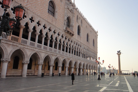 Privat upplevelse Venedig: Stadsvandring och båtturRundtur med italiensktalande guide